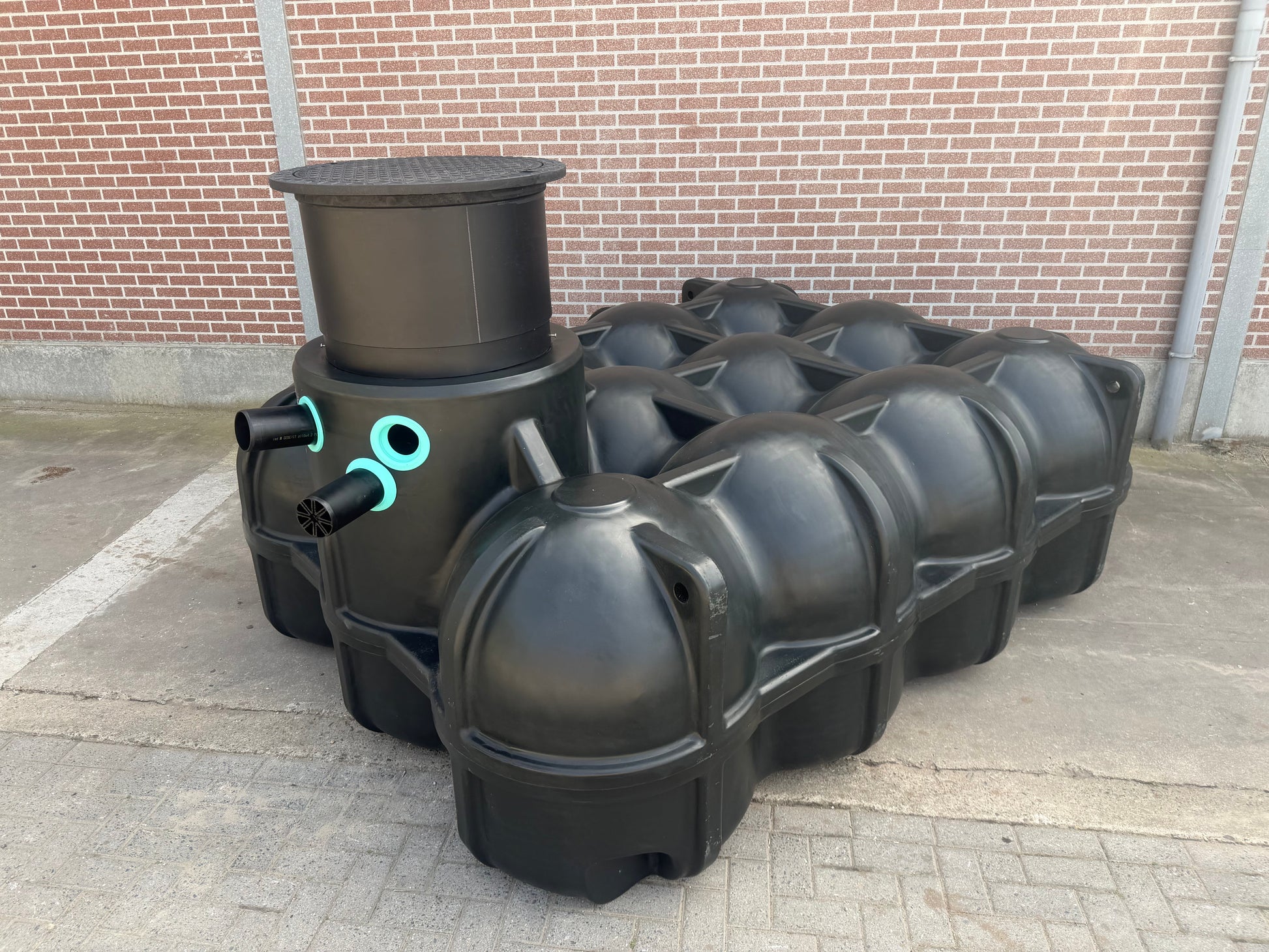 Platte regenwaterput 5000L klaar voor installatie