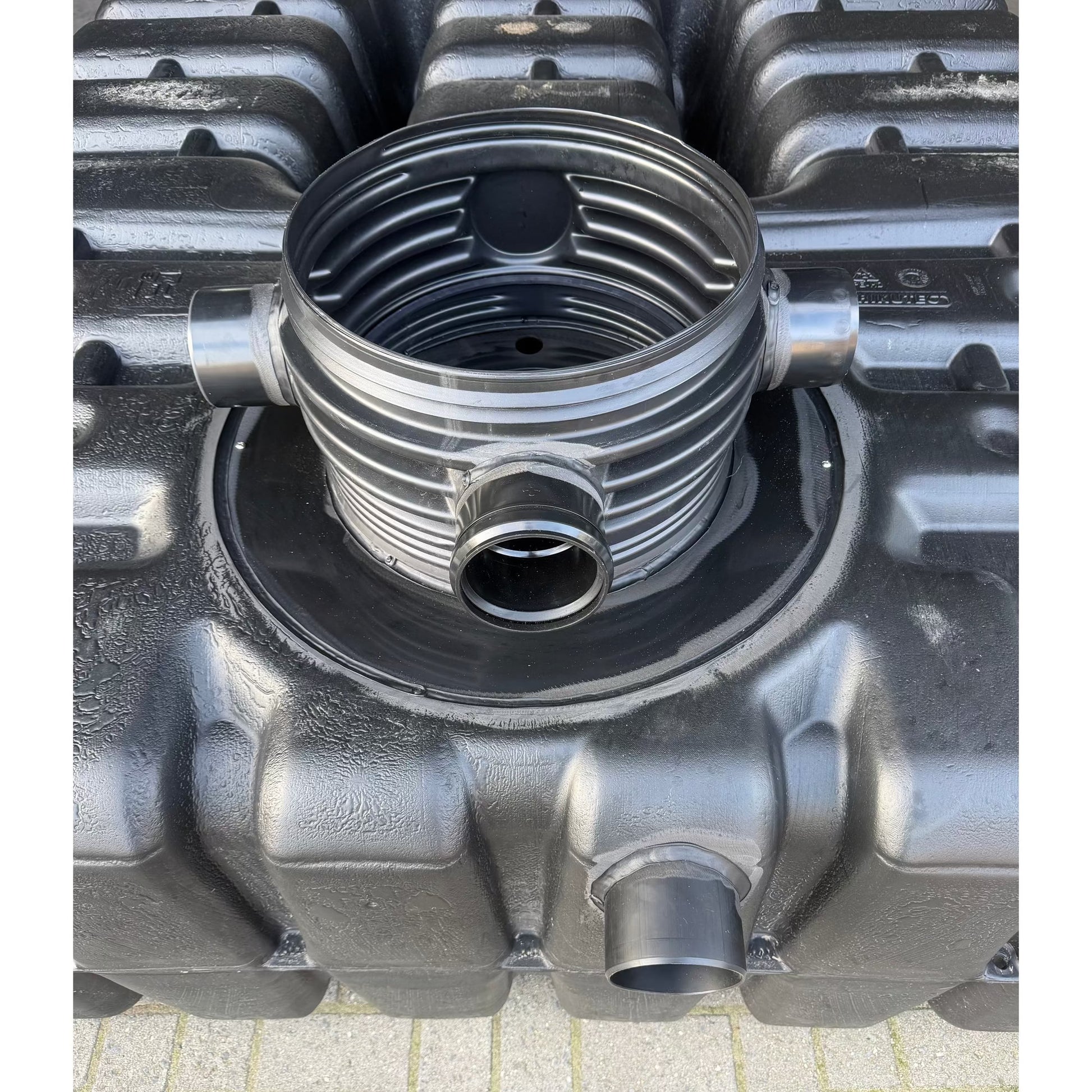 Schacht van de AquaBin 2500L regenwaterput met aansluitingen van 110 mm